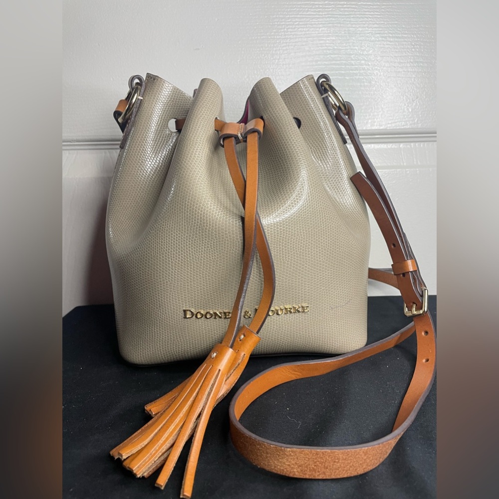 EUC Dooney & Bourke Bucket Bag w/ Coin purse